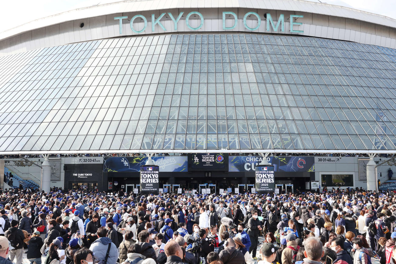 カブス対ドジャース　試合に向けて盛り上がる東京ドーム（撮影・宮地輝）