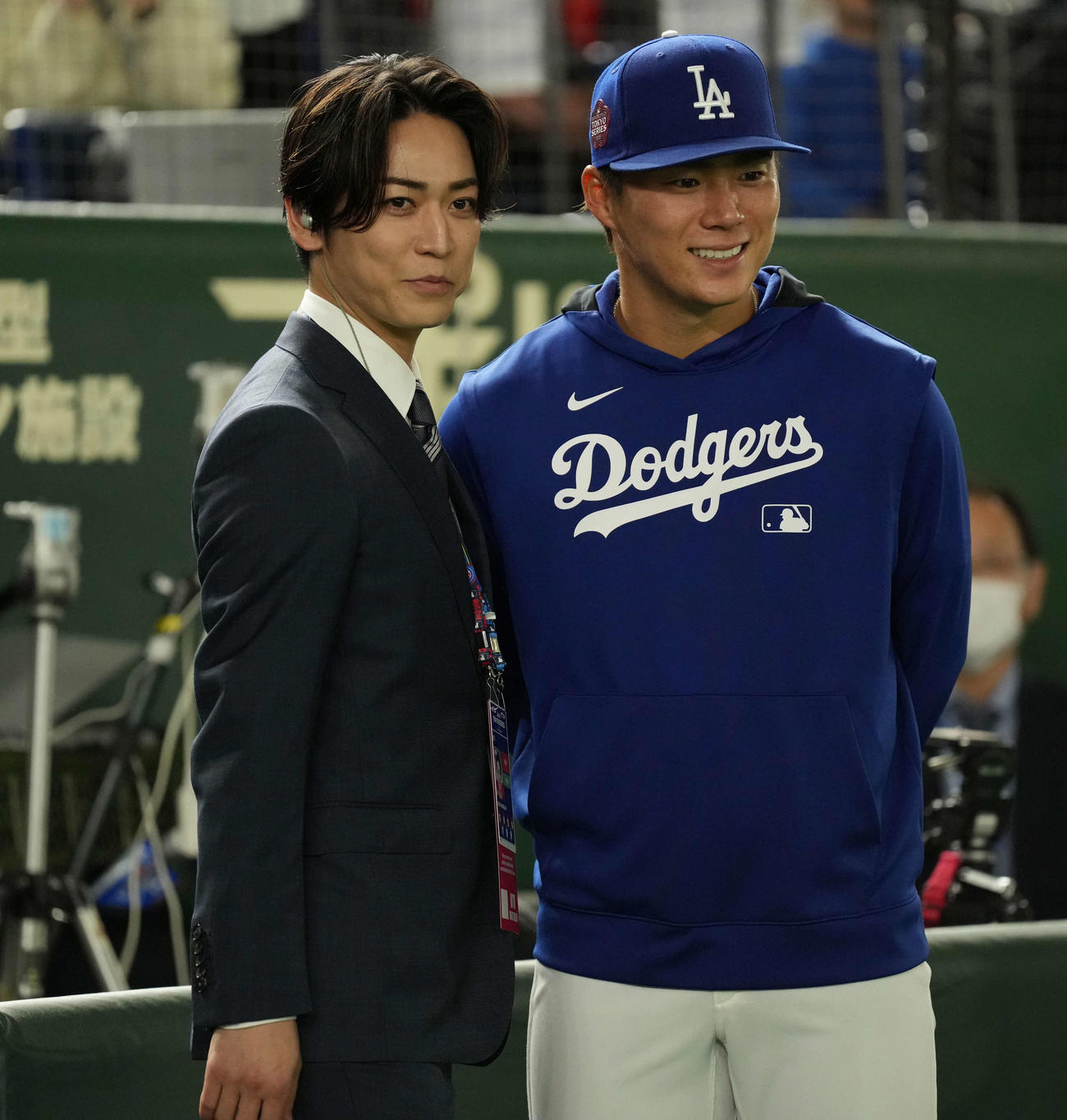 カブス対ドジャース　亀梨和也（左）と記念撮影するドジャース山本（撮影・井上学）
