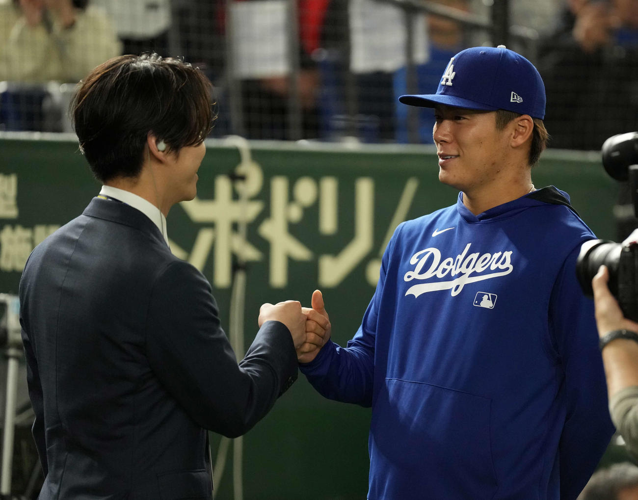 カブス対ドジャース　亀梨和也とグータッチするドジャース山本（撮影・井上学）