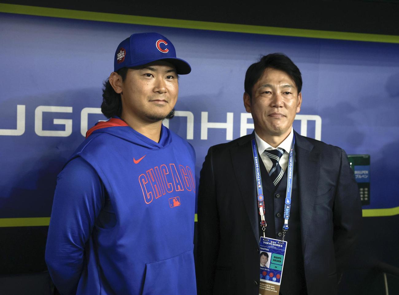 ドジャース戦の前に、日本代表の井端監督（右）と写真に納まるカブス今永（共同）