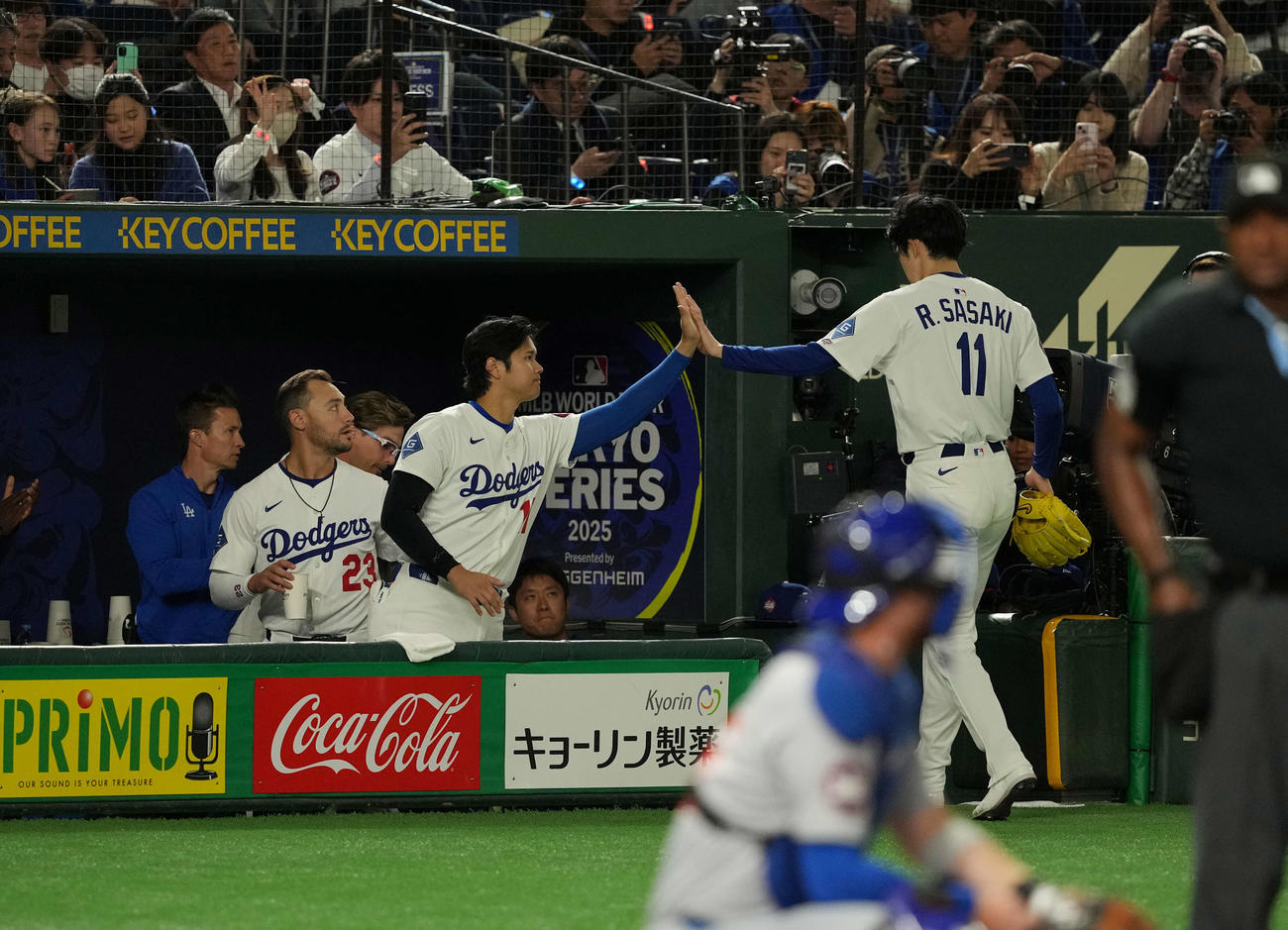 カブス対ドジャース　1回を終えタッチする佐々木（右）と大谷（撮影・井上学）