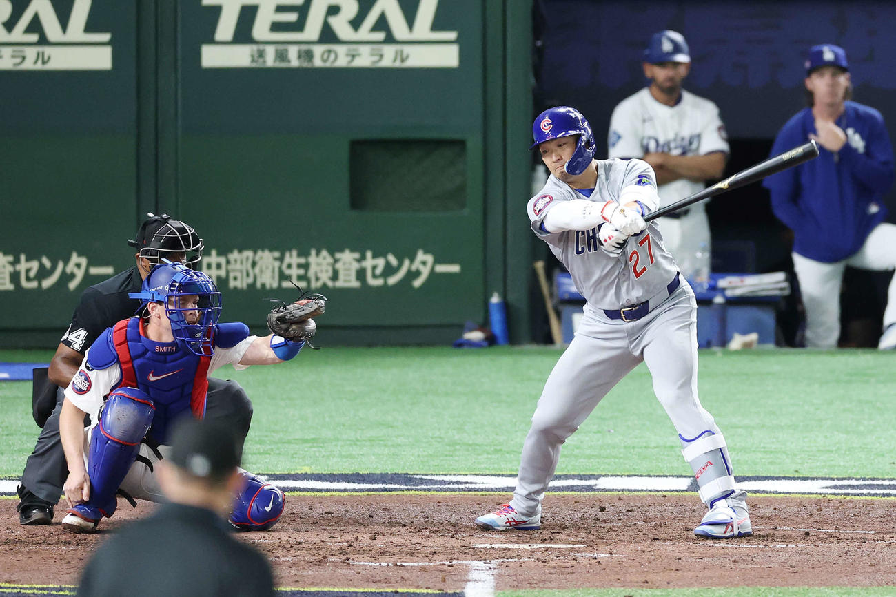 カブス対ドジャース　4回裏カブス2死一、二塁、空振り三振に倒れる鈴木（撮影・宮地輝）