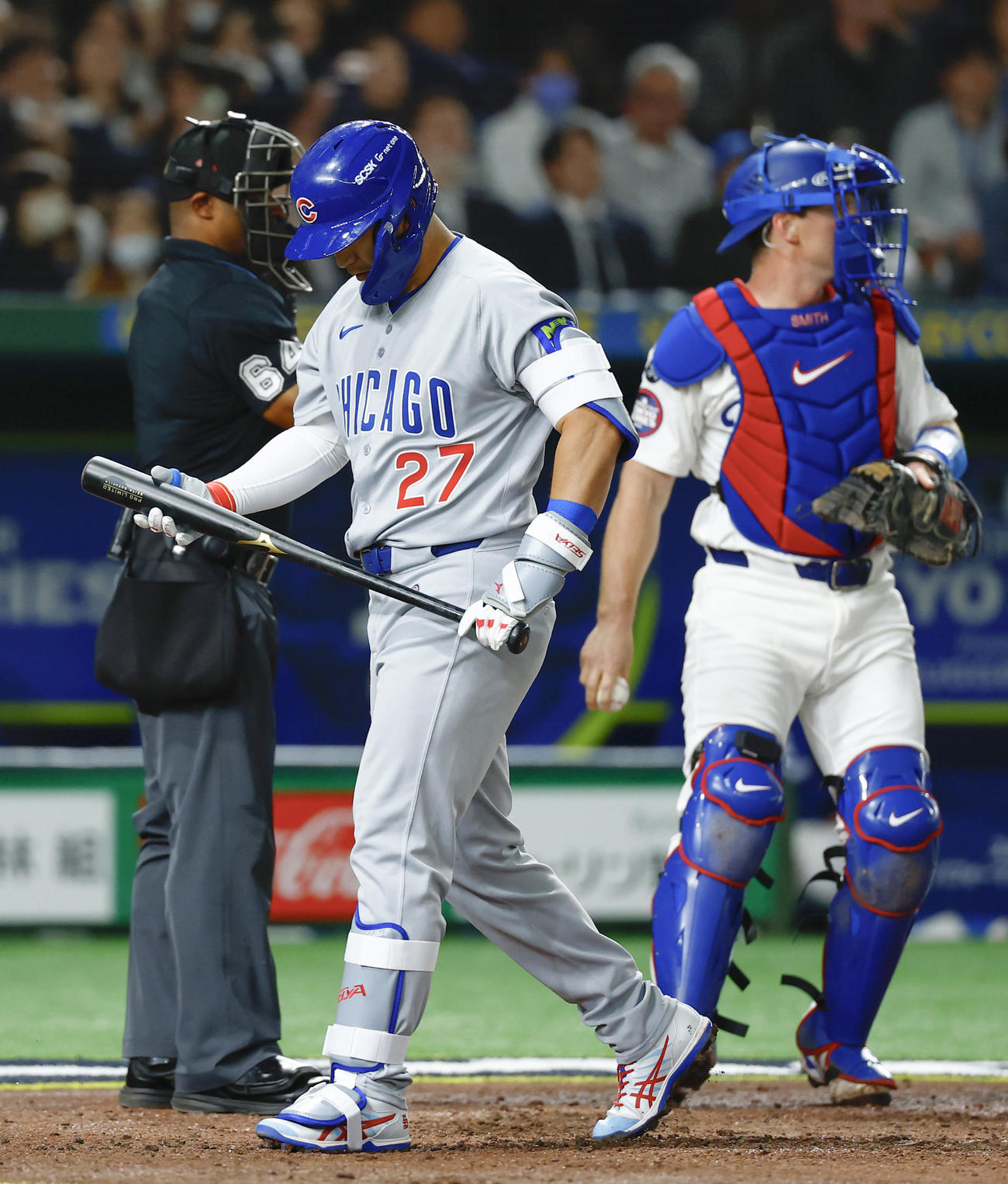 ドジャース戦の4回、空振り三振に倒れたカブス鈴木（共同）