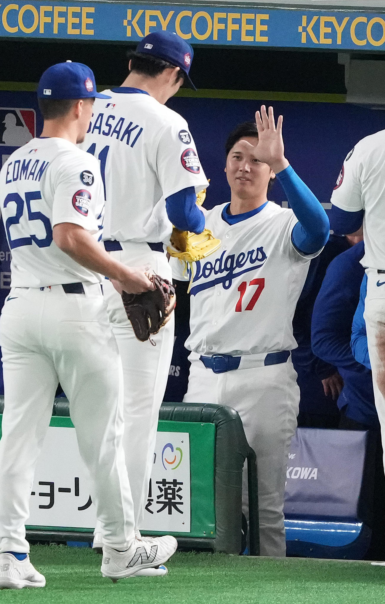 カブス対ドジャース　3回裏を終えベンチへ戻る手佐々木を迎えるドジャース大谷（撮影・鈴木みどり）