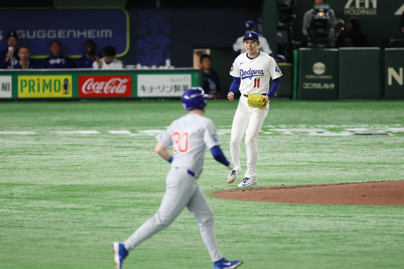 カブス対ドジャース　3回裏カブス2死満塁、ショウを空振り三振に仕留めガッツポーズする佐々木（撮影・宮地輝）