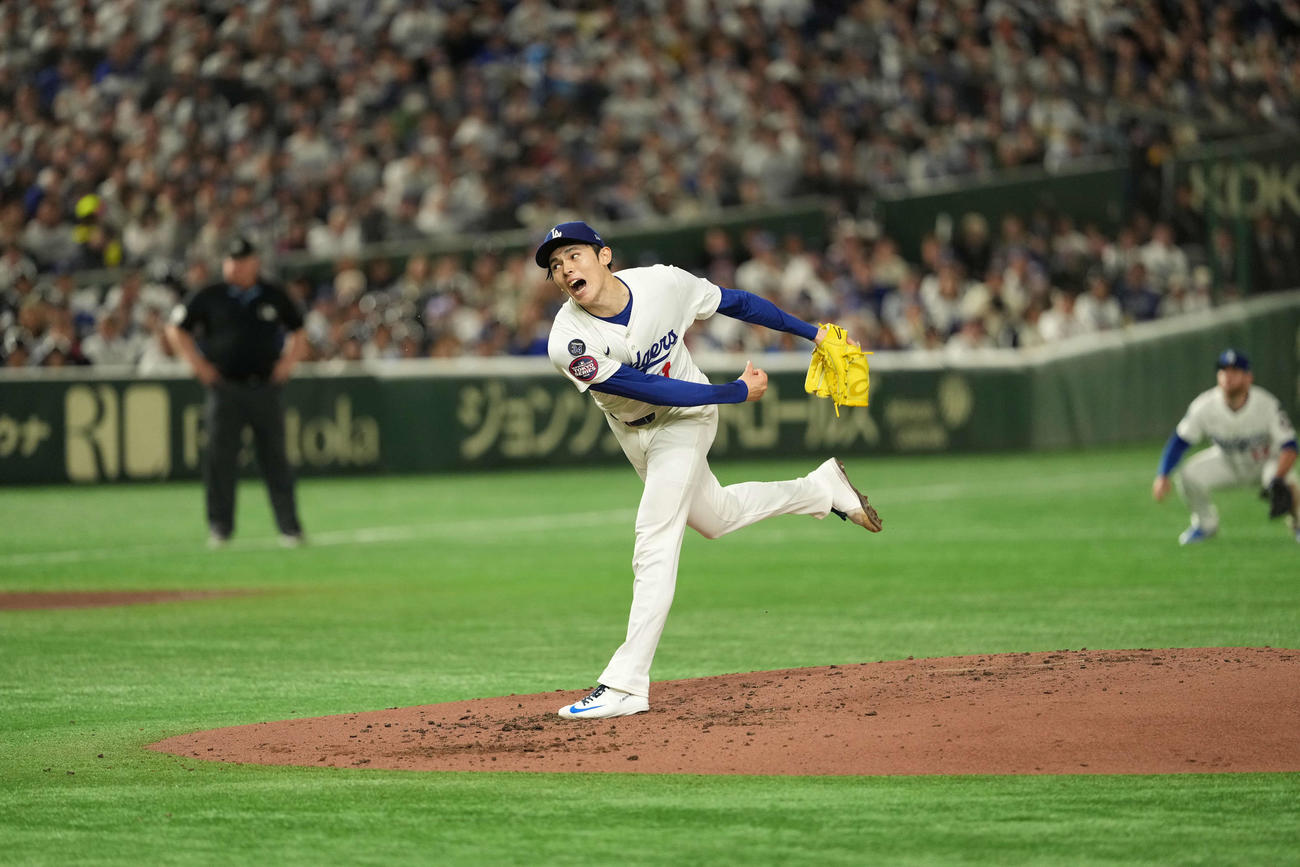 カブス対ドジャース　3回裏カブス2死満塁、ショウを三振に打ち取り雄たけびを上げる佐々木（撮影・井上学）