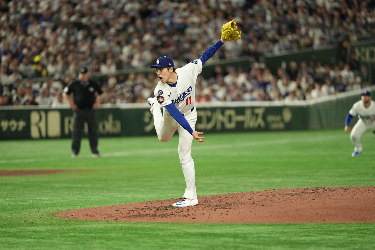 カブス対ドジャース　3回裏カブス2死満塁、ショウを三振に打ち取り雄たけびを上げる佐々木（撮影・井上学）