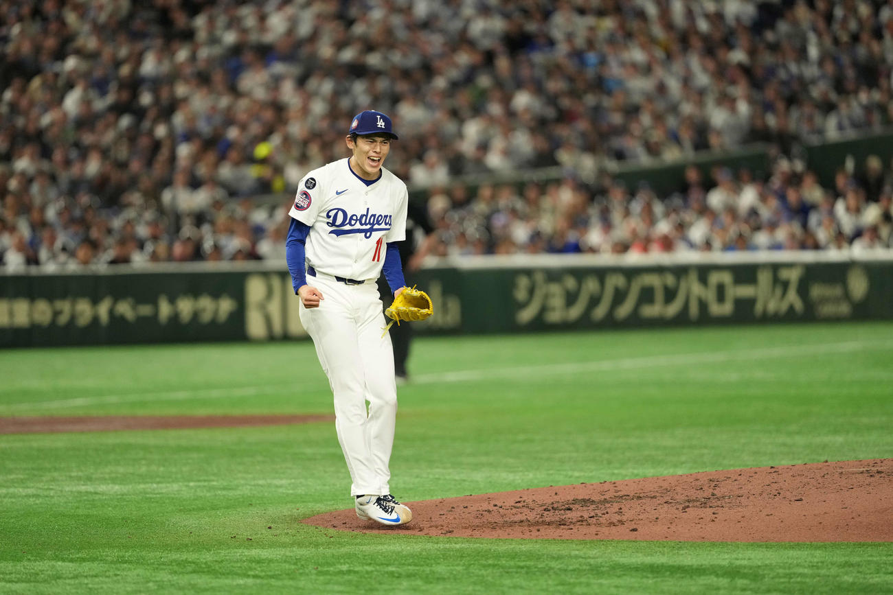カブス対ドジャース　3回裏カブス2死満塁、ショウを三振に打ち取り雄たけびを上げる佐々木（撮影・井上学）