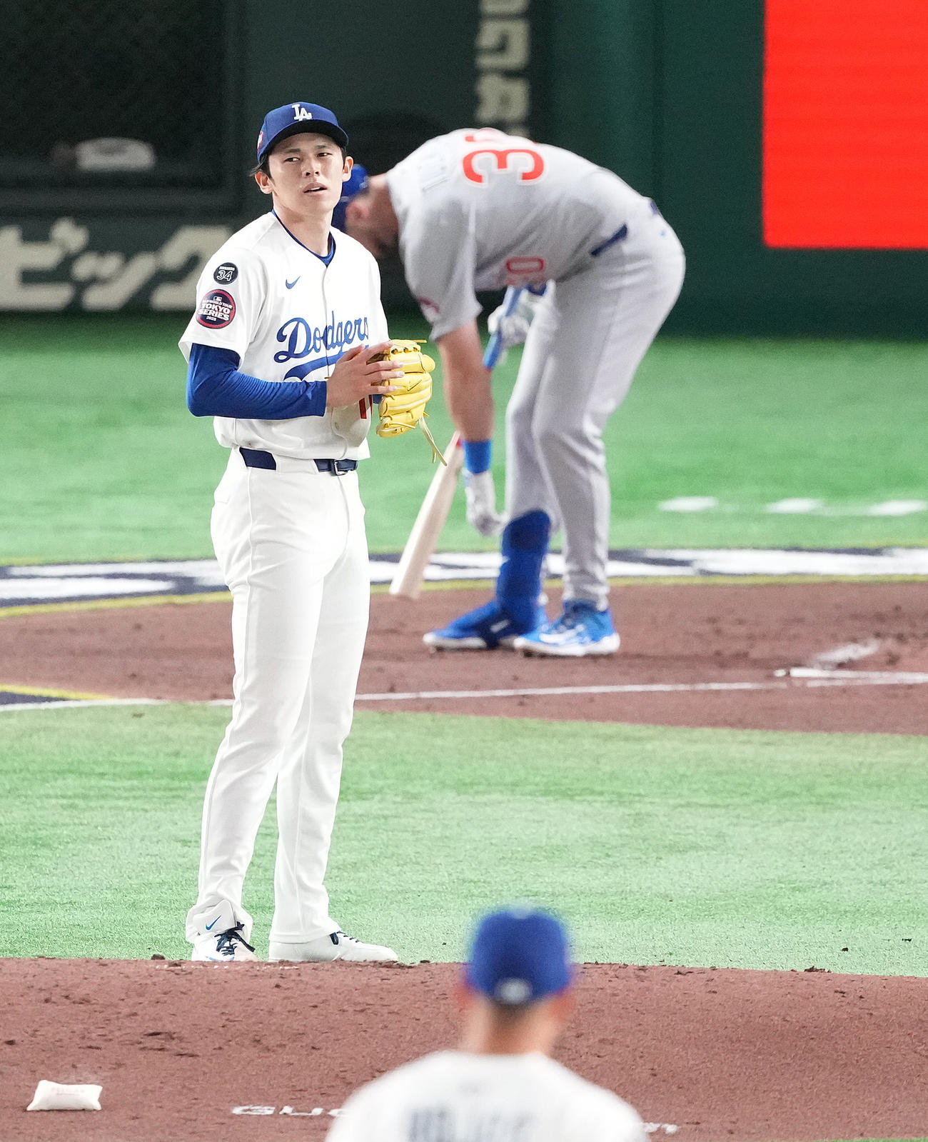 カブス対ドジャース　3回裏カブス1死満塁、タッカーに押し出し四球を与え、顔をしかめる佐々木（撮影・鈴木みどり）