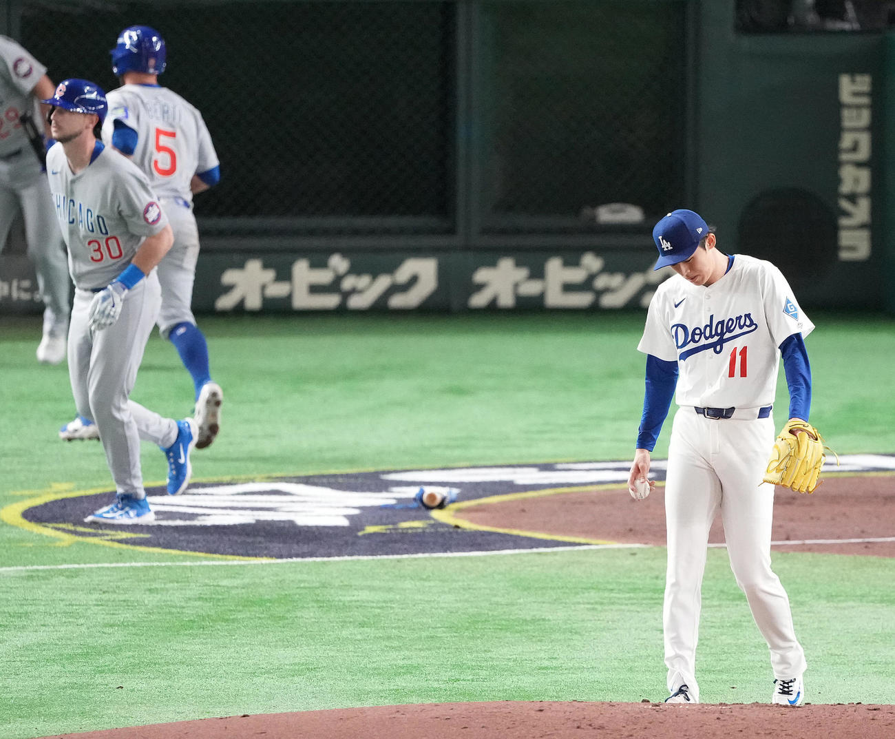 カブス対ドジャース　3回裏カブス1死満塁、タッカーに押し出し四球を与え失点し、うつむく佐々木（撮影・鈴木みどり）