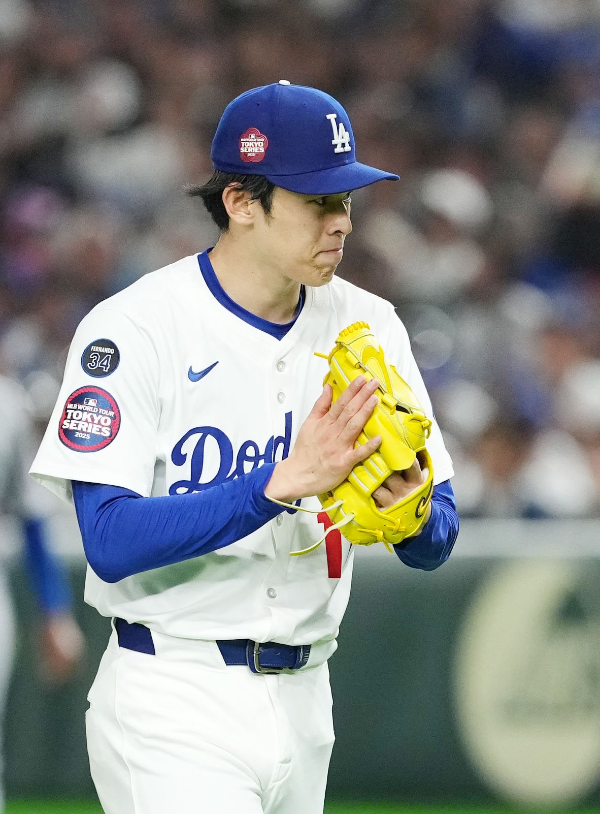 カブス対ドジャース　2回裏を無失点に抑えグラブをたたくドジャース佐々木（撮影・横山健太）