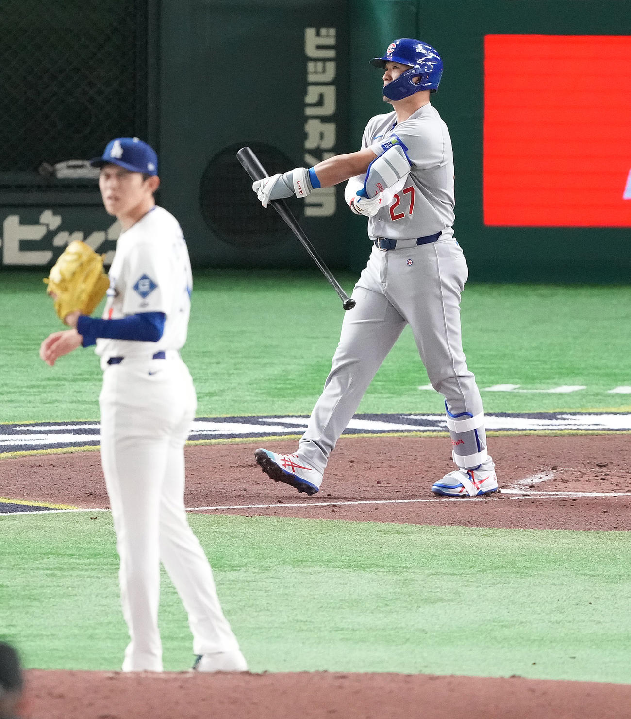 カブス対ドジャース　3回裏カブス1死一、二塁、四球を選ぶ鈴木。投手佐々木（撮影・鈴木みどり）