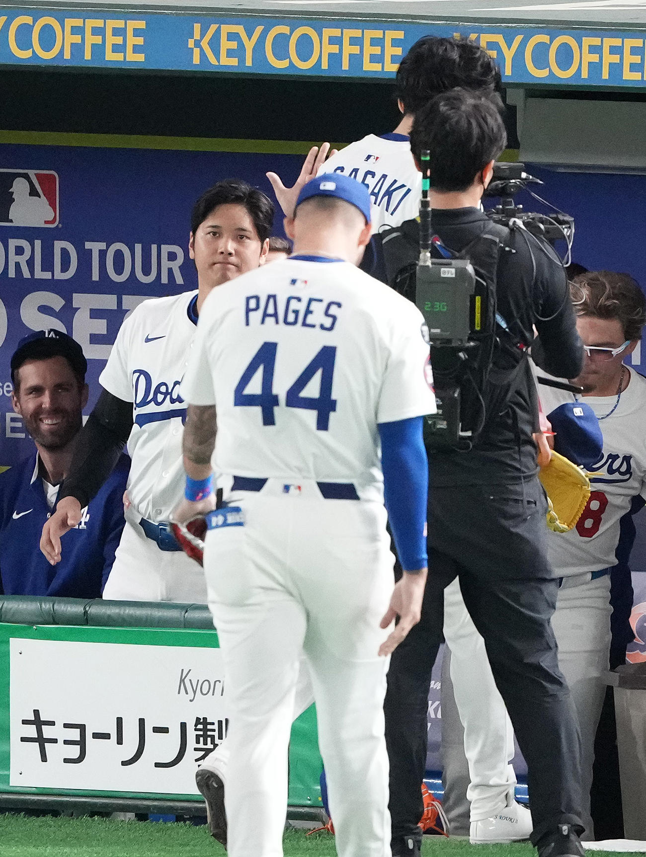 カブス対ドジャース　1回裏を抑えた佐々木を迎えるドジャース大谷（左から2人目）（撮影・鈴木みどり）