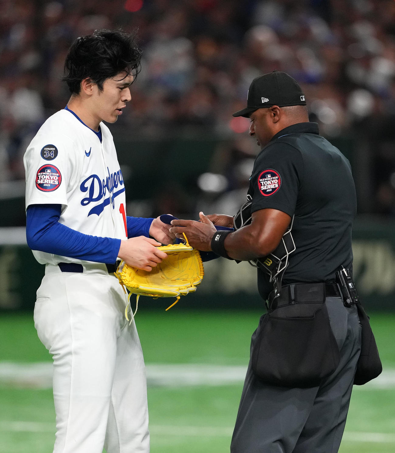 カブス対ドジャース　1回裏終了後、チェックを受けるドジャース佐々木（撮影・横山健太）