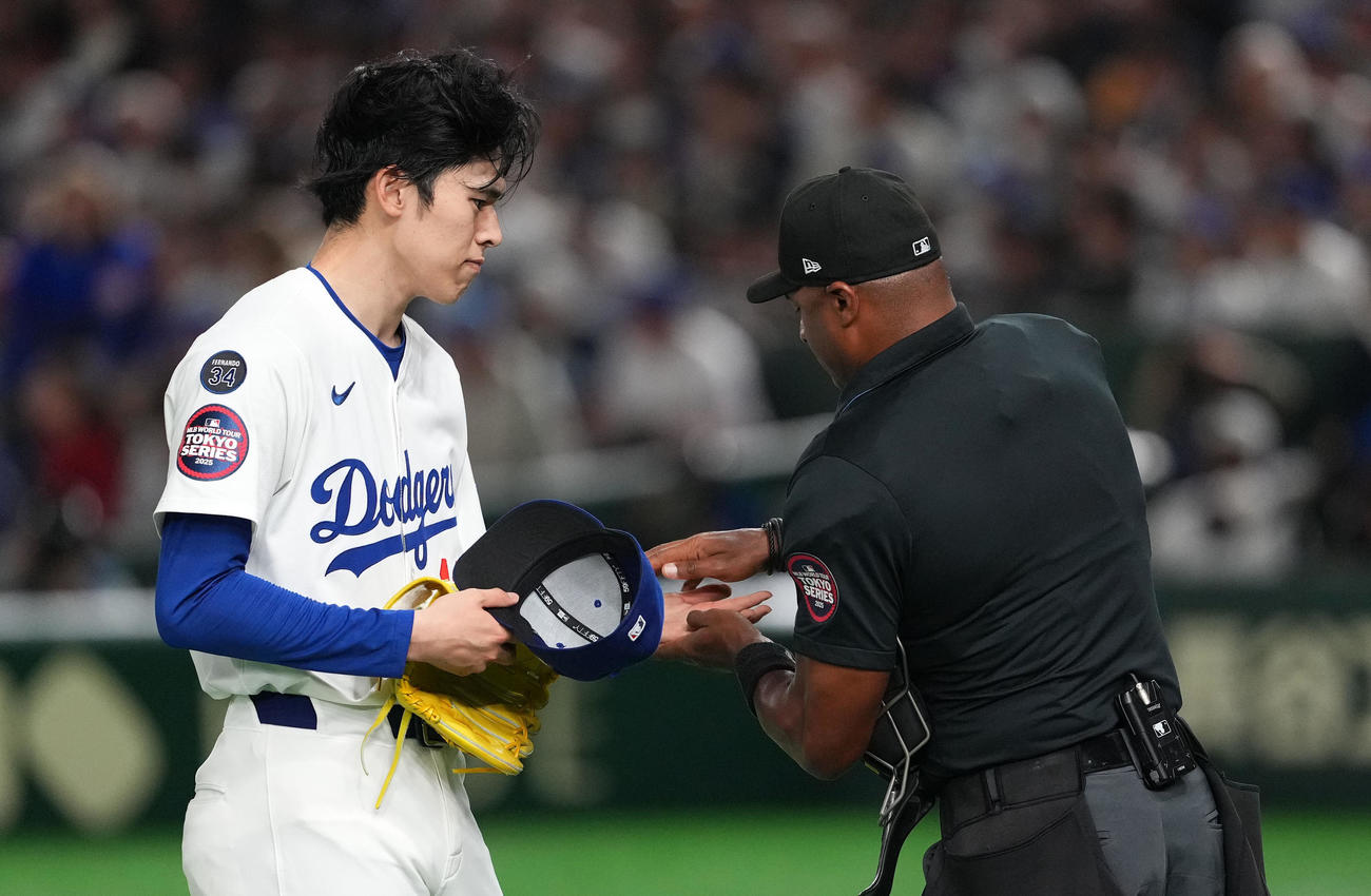 カブス対ドジャース　1回裏終了後、チェックを受けるドジャース佐々木（撮影・横山健太）