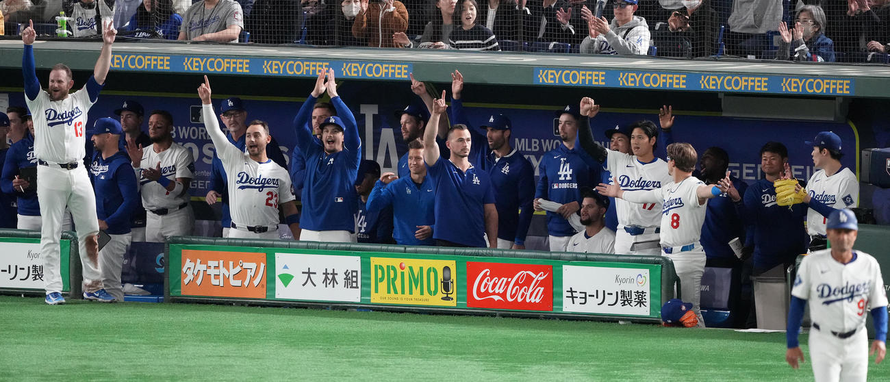 カブス対ドジャース　3回表ドジャース2死、エドマンの左越えソロ本塁打に盛り上がる大谷（右から4人目）と佐々木（右）（撮影・鈴木みどり）