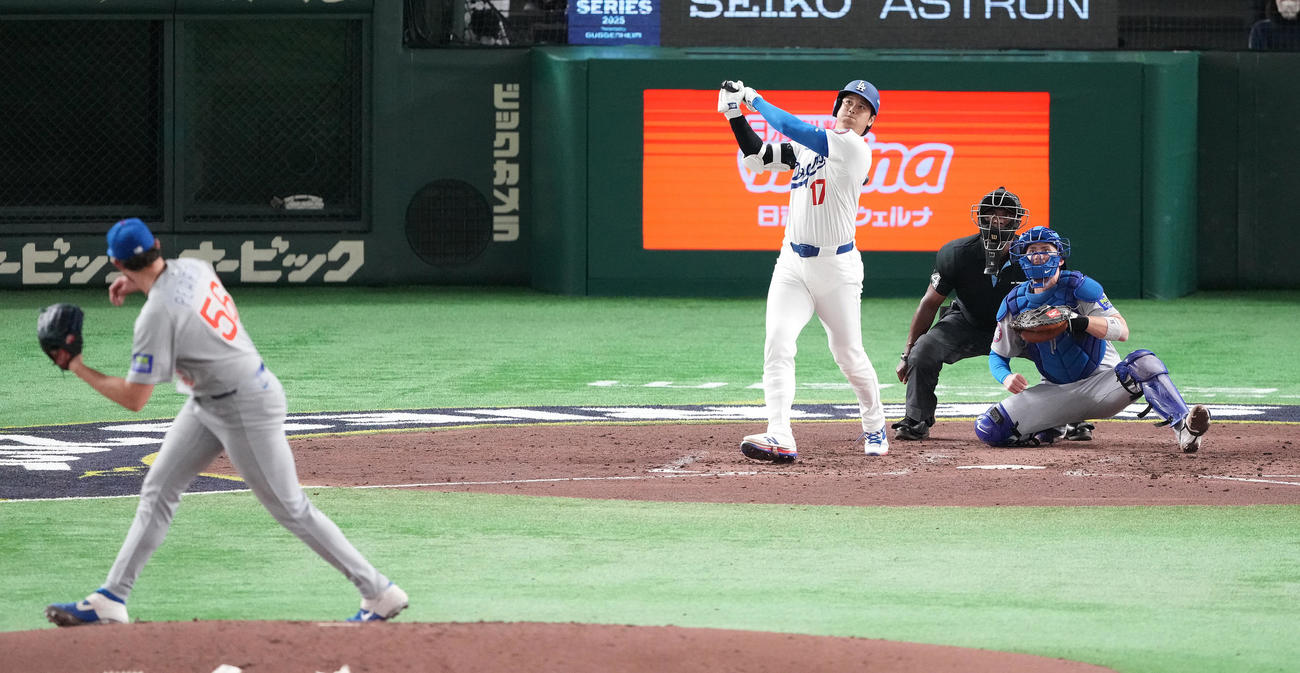カブス対ドジャース　5回表ドジャース1死、右中間にソロ本塁打を放つ大谷。投手ピアソン（撮影・鈴木みどり）