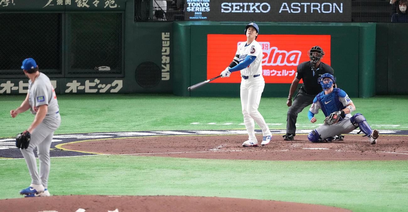 カブス対ドジャース　5回表ドジャース1死、右中間にソロ本塁打を放つ大谷。投手ピアソン（撮影・鈴木みどり）
