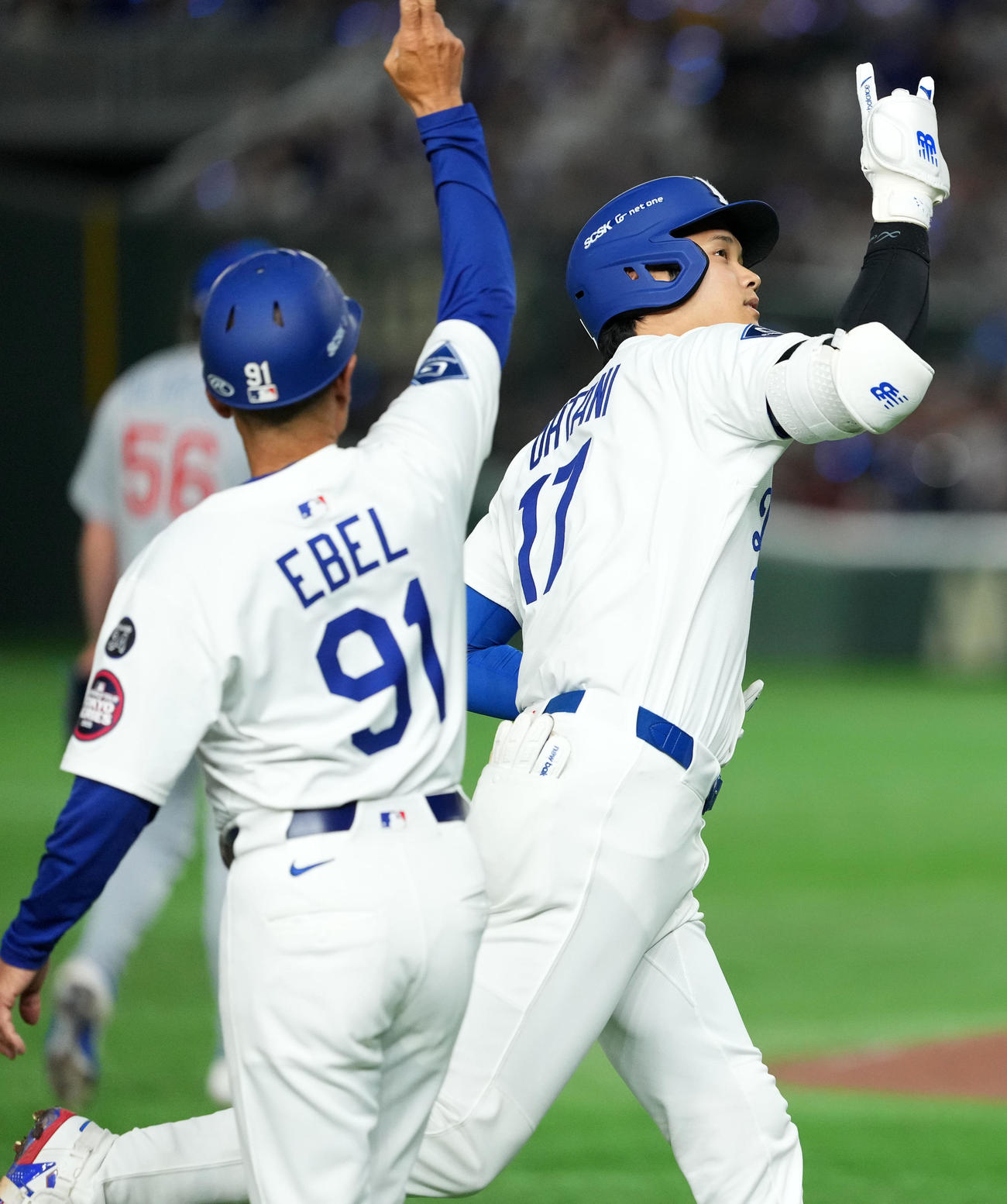 カブス対ドジャース　5回表ドジャース1死、右中間へ本塁打を放ちタッチを交わす大谷（撮影・横山健太）