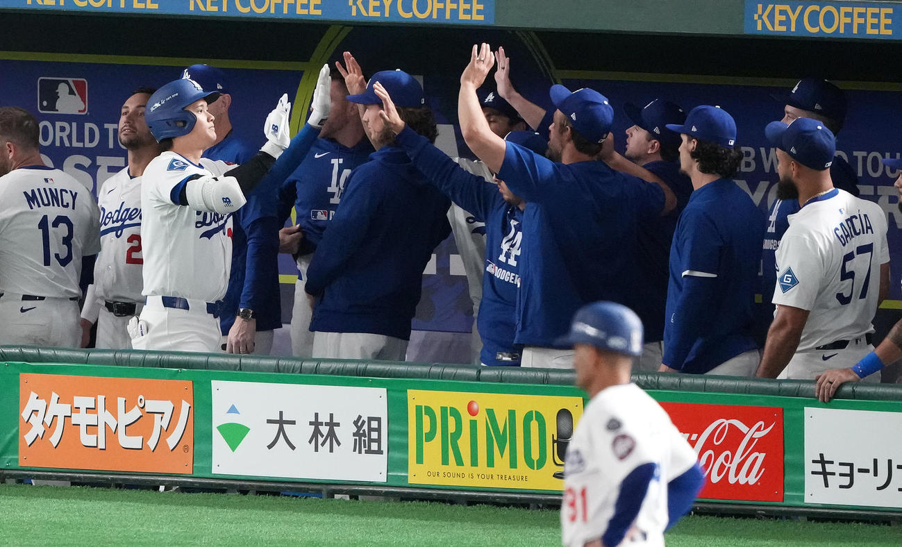 カブス対ドジャース　5回表ドジャース1死、右中間にソロ本塁打を放った大谷（左から3人目）はナインと笑顔でハイタッチ（撮影・鈴木みどり）