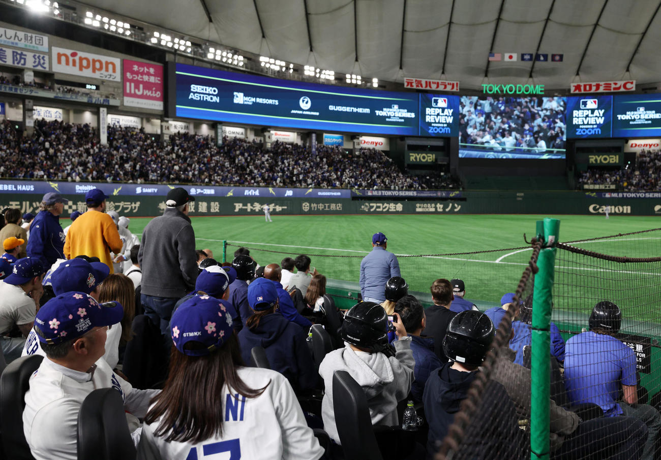 カブス対ドジャース　5回表ドジャース1死、リプレー映像を確認する観客（撮影・横山健太）