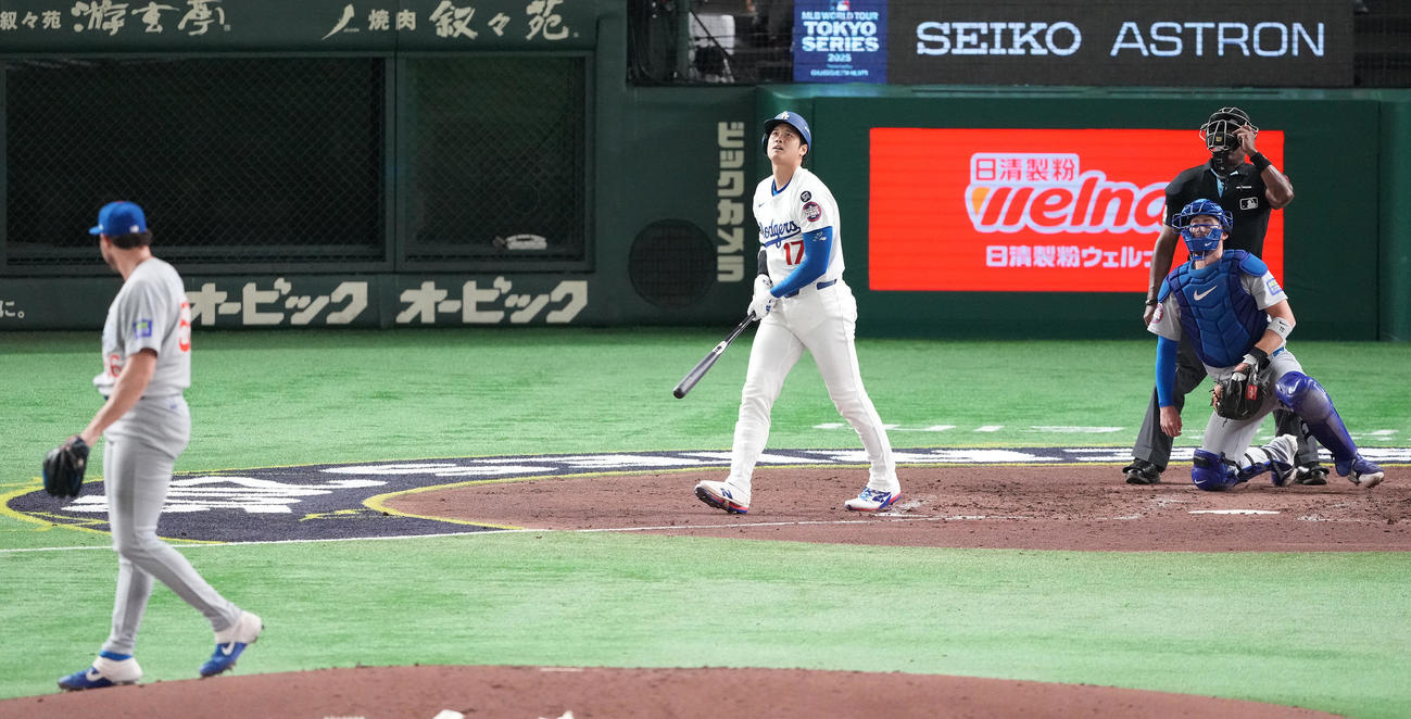 カブス対ドジャース　5回表ドジャース1死、右中間にソロ本塁打を放つ大谷。投手ピアソン（撮影・鈴木みどり）