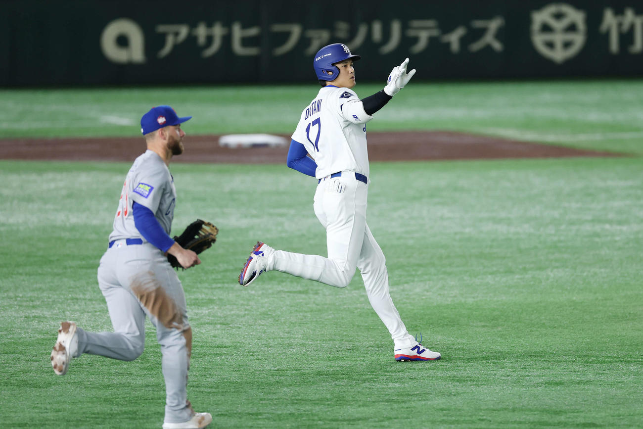 カブス対ドジャース　5回表ドジャース1死、ソロ本塁打を放ちダイヤモンドを回る大谷（撮影・宮地輝）