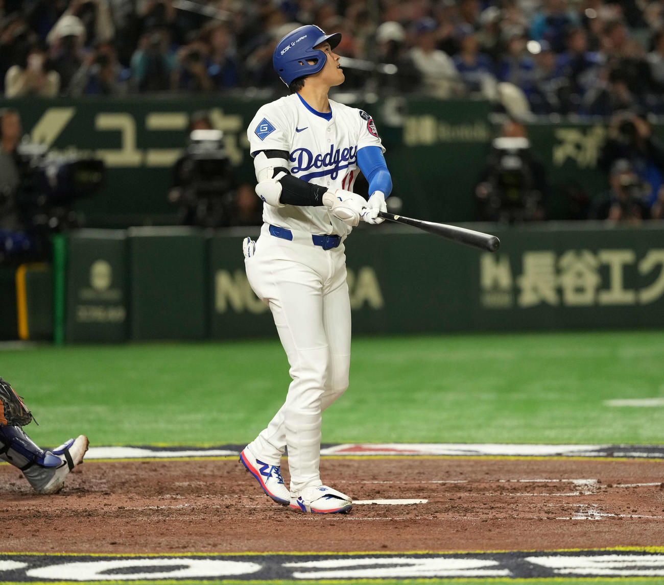 カブス対ドジャース　5回裏ドジャース1死、右中間に本塁打を放つ大谷（撮影・井上学）
