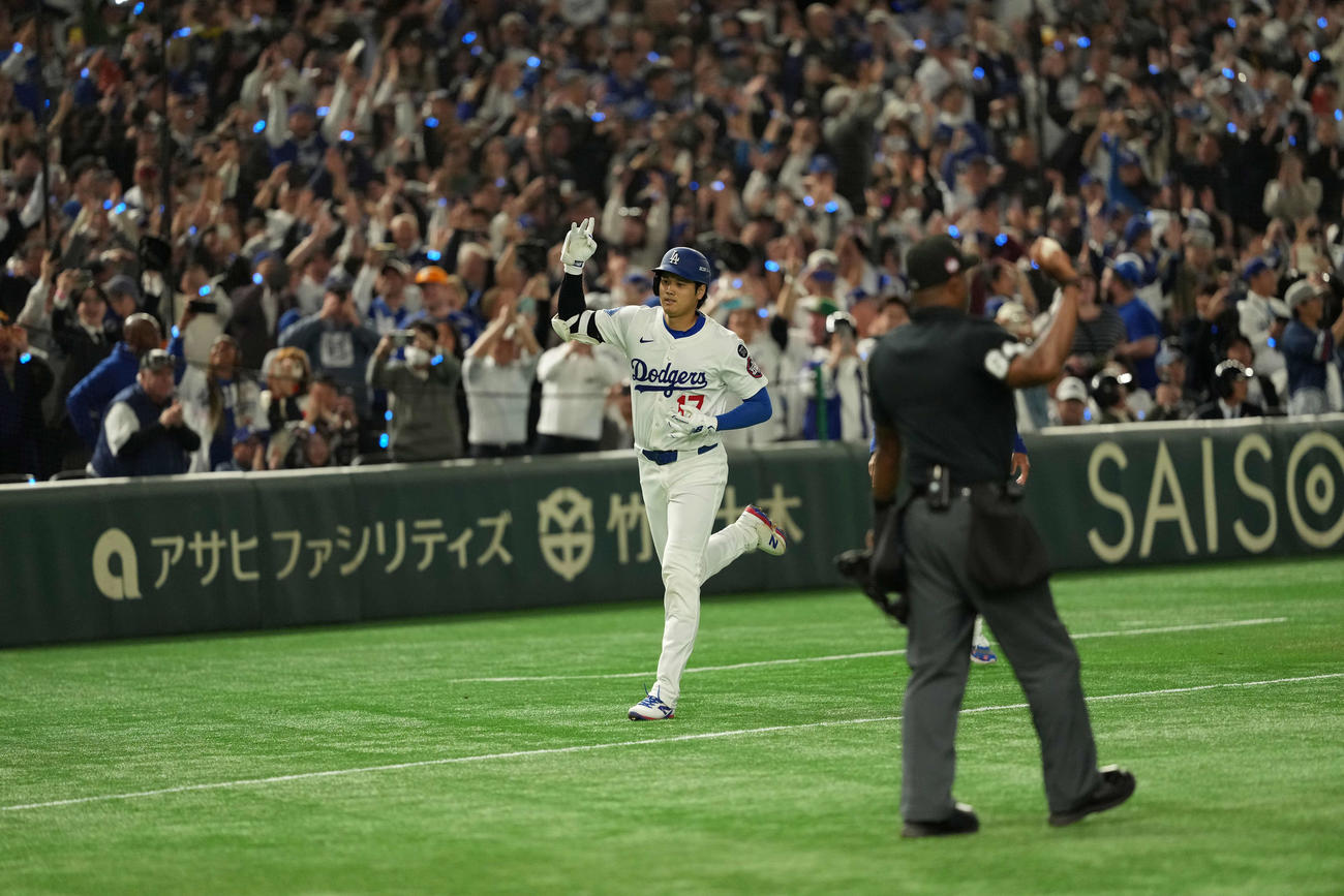 カブス対ドジャース　5回裏ドジャース1死、右中間に本塁打を放つち三塁を回る大谷（撮影・井上学）