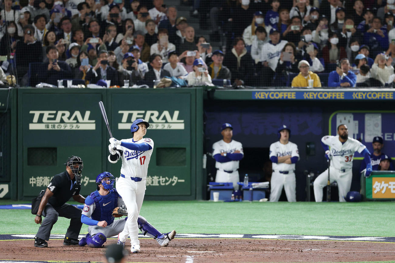カブス対ドジャース　5回表ドジャース1死、ソロ本塁打を放つ大谷（撮影・宮地輝）
