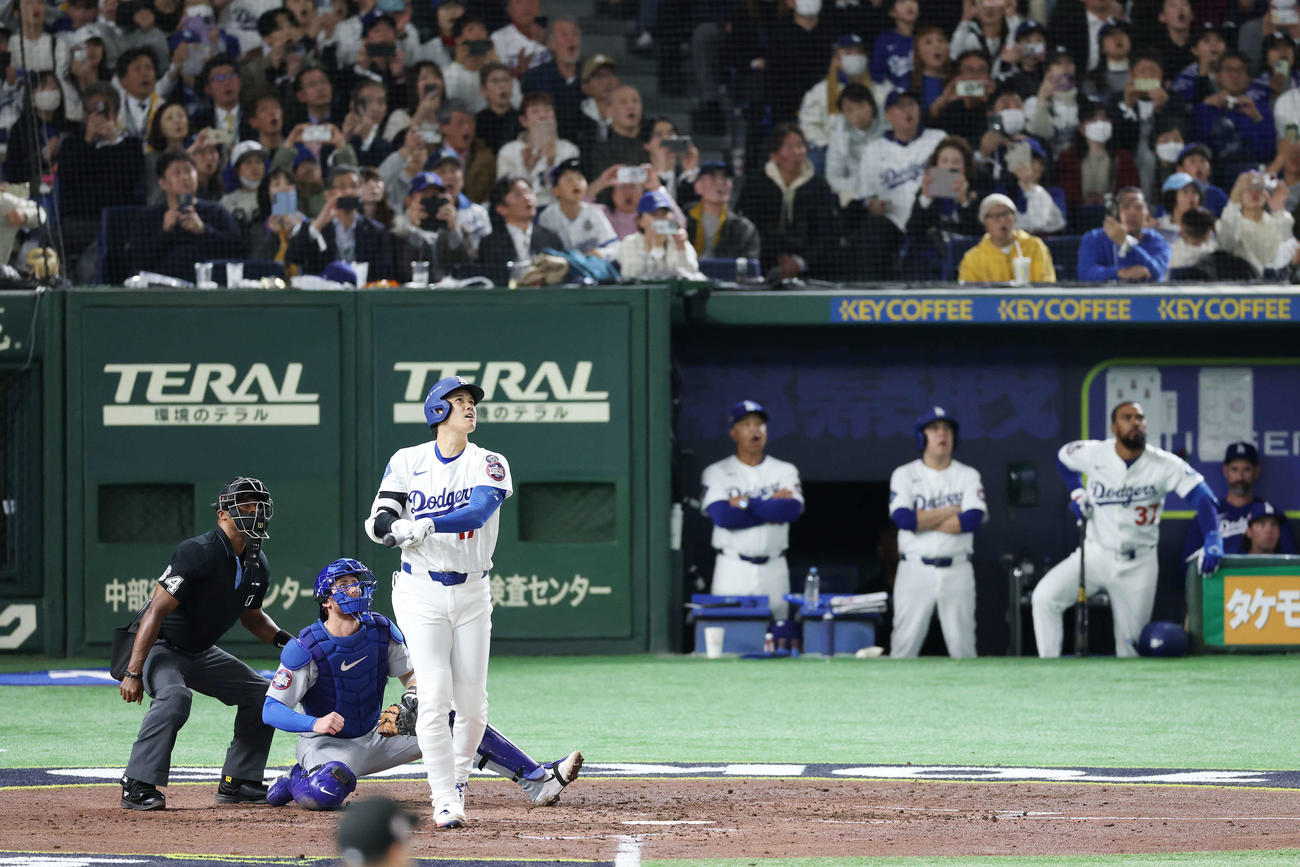 カブス対ドジャース　5回表ドジャース1死、ソロ本塁打を放つ大谷（撮影・宮地輝）