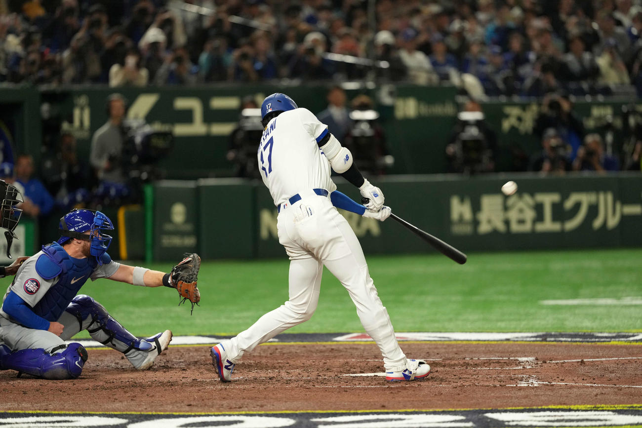 カブス対ドジャース　5回裏ドジャース1死、右中間に本塁打を放つ大谷（撮影・井上学）