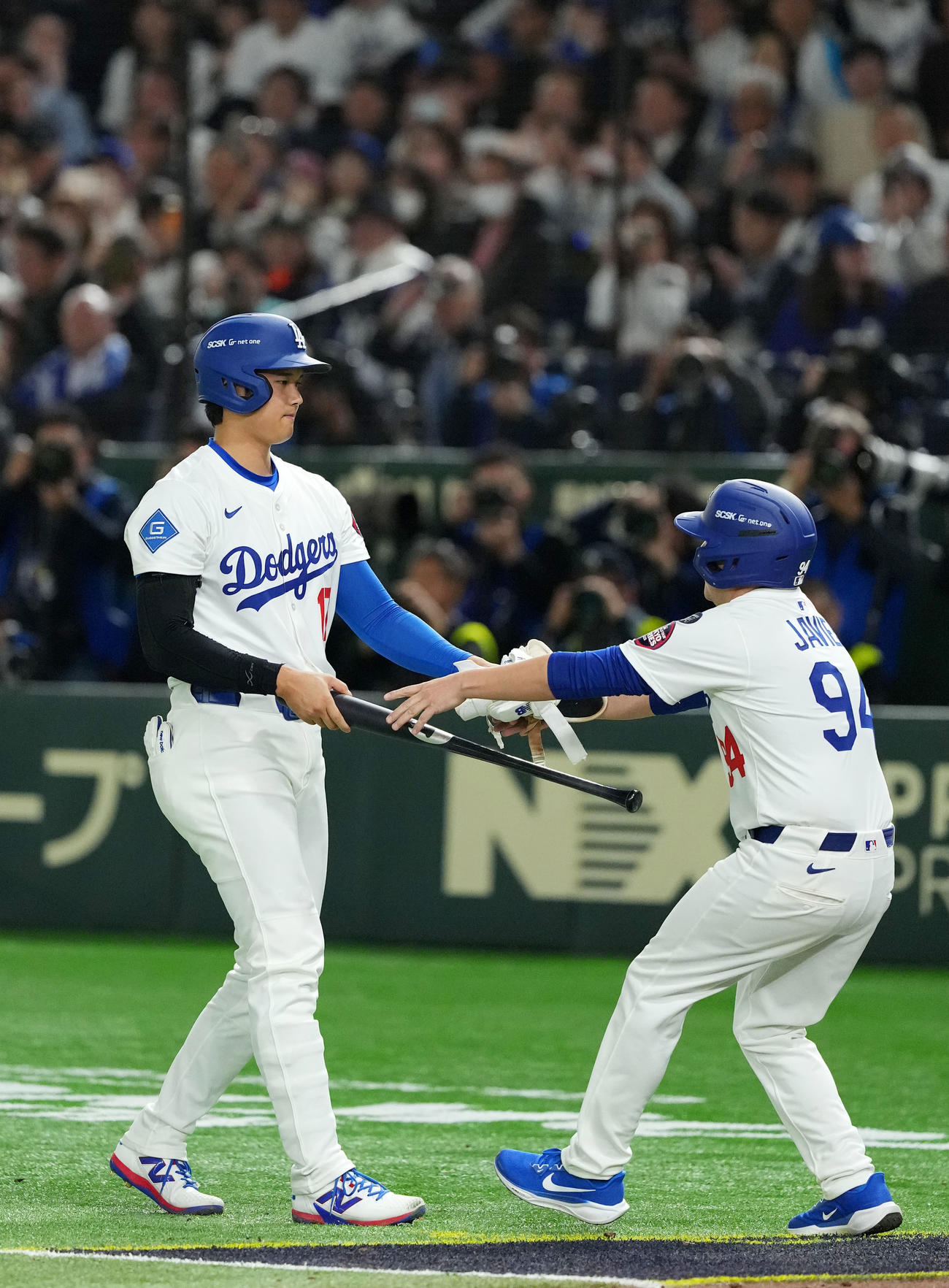 カブス対ドジャース　7回表ドジャース2死二塁、申告敬遠で出塁する大谷（左）（撮影・横山健太）