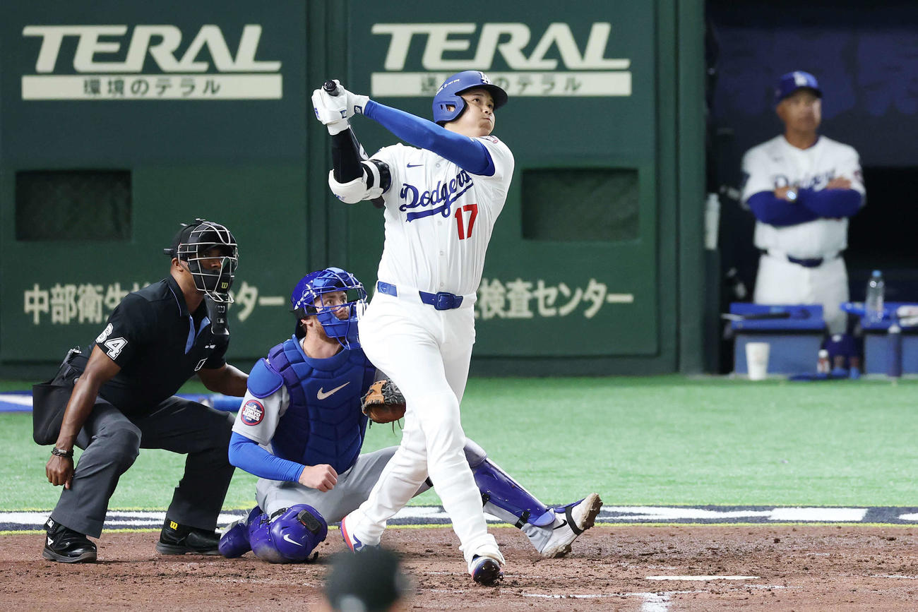 カブス対ドジャース　5回表ドジャース1死、ソロ本塁打を放つ大谷（撮影・宮地輝）