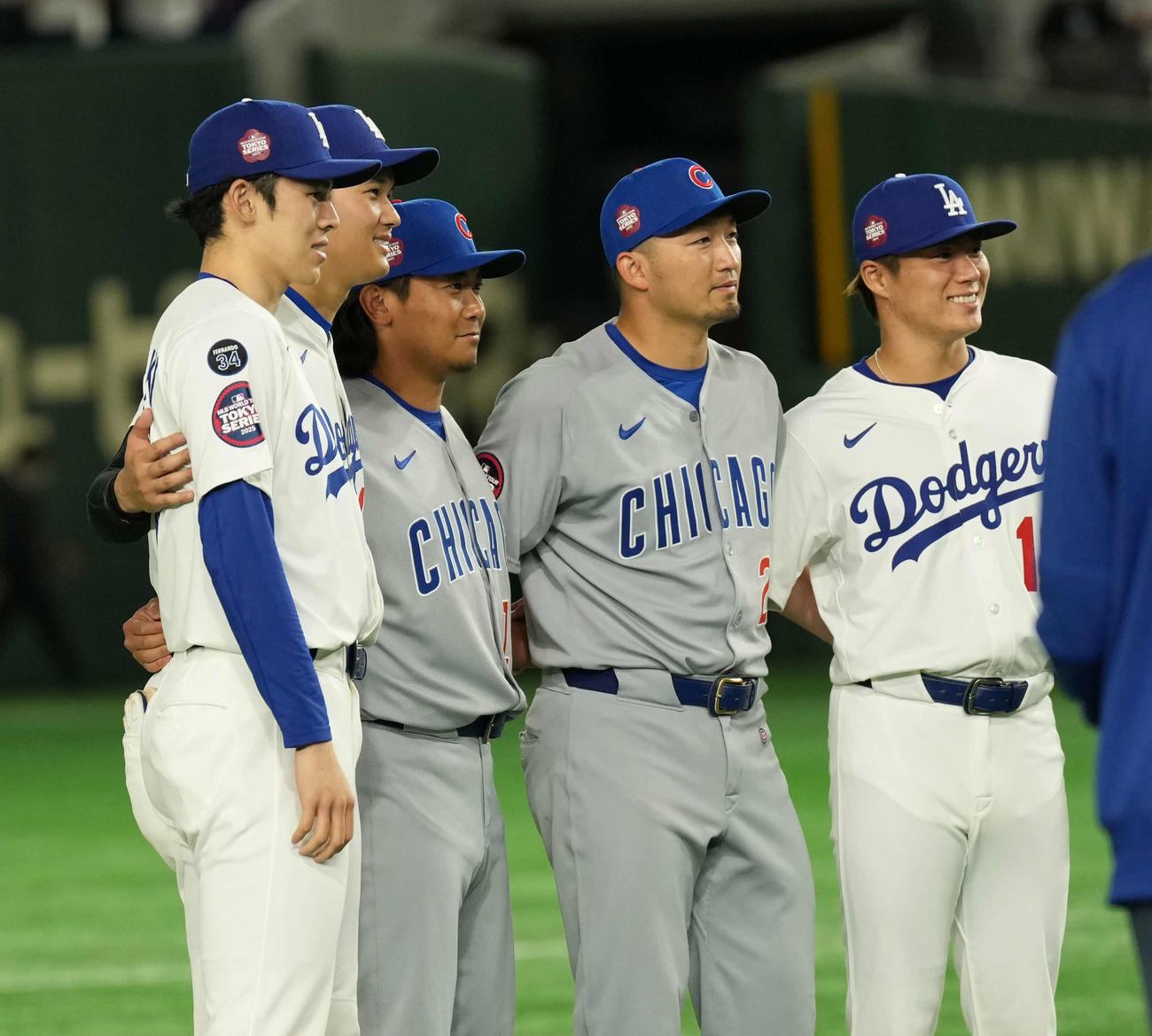 カブス対ドジャース　記念撮影する、左から佐々木、大谷、今永、鈴木、山本（撮影・井上学）