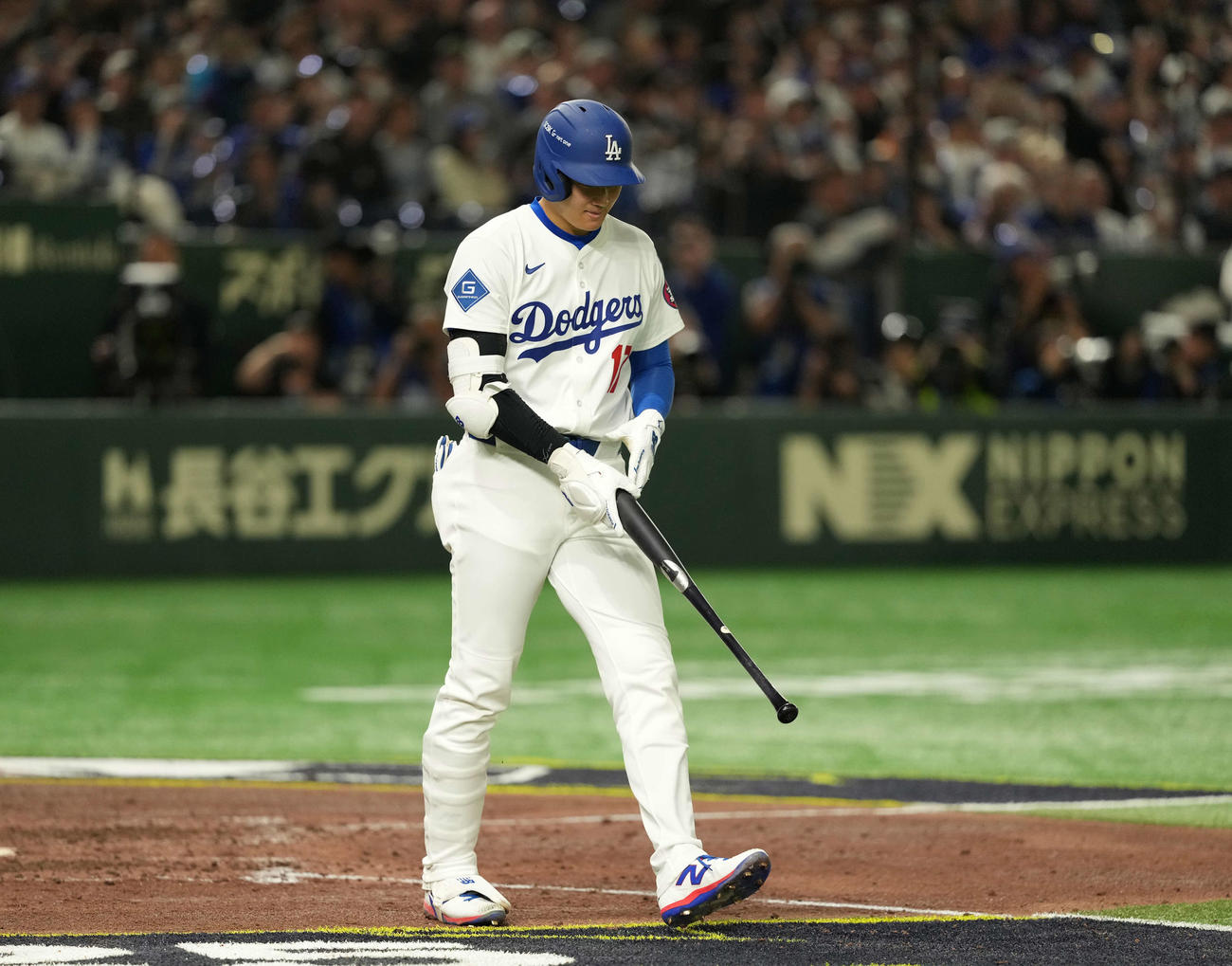 カブス対ドジャース　7回裏ドジャース2死二塁、申告敬遠で出塁する大谷（撮影・井上学）