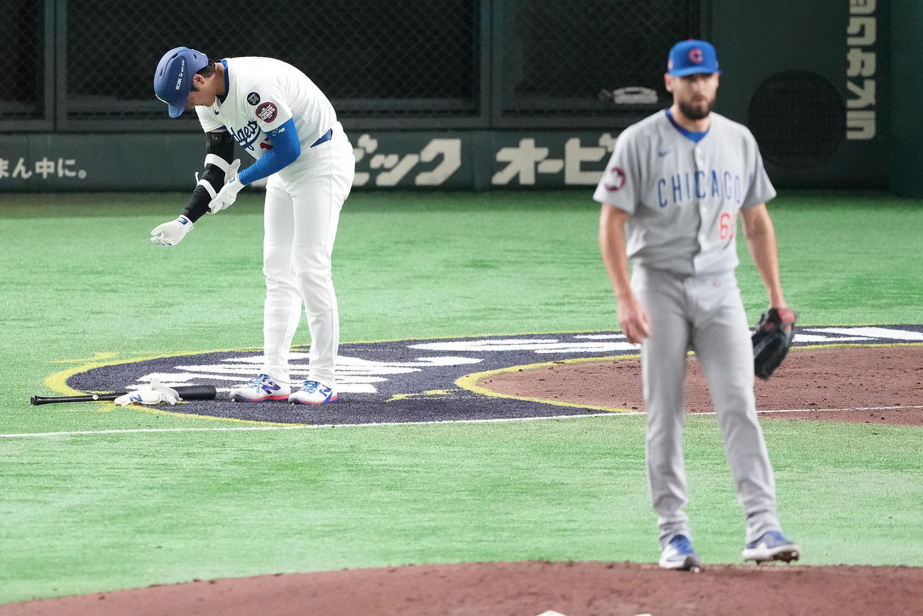 カブス対ドジャース　7回表ドジャース2死二塁、申告敬遠で出塁する大谷。投手メリーウェザー（撮影・鈴木みどり）