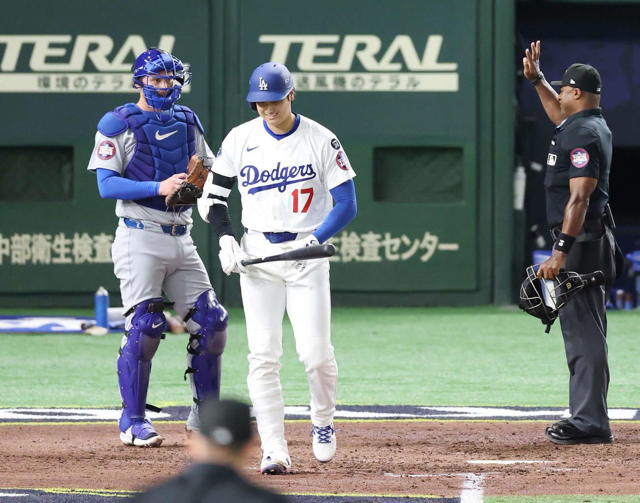 カブス対ドジャース　7回表ドジャース2死二塁、申告敬遠を受ける大谷（撮影・宮地輝）