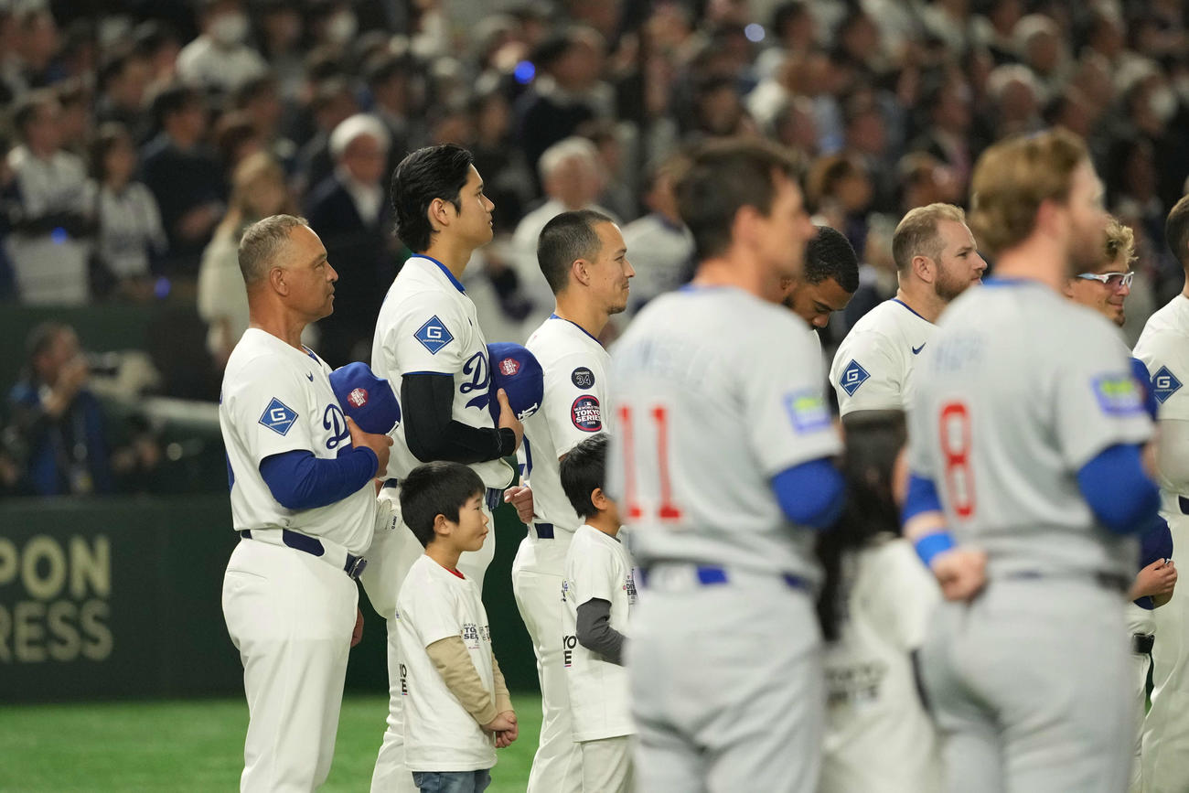 カブス対ドジャース　米国国歌を聞く大谷（撮影・井上学）