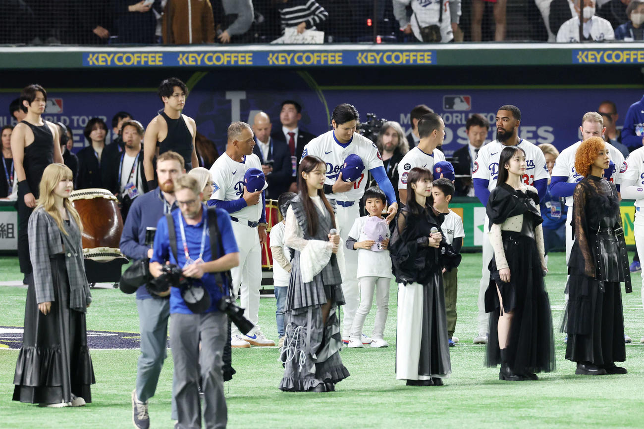 カブス対ドジャース　試合前、米国国歌で子どもの帽子を外してあげるドジャース大谷（中央）（撮影・宮地輝）