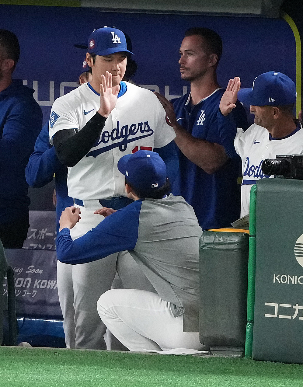 カブス対ドジャース　カブスに勝利し、佐々木（下）とタッチを交わすドジャース大谷（左）（撮影・鈴木みどり）