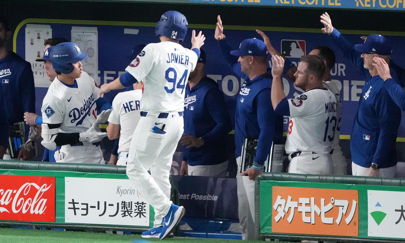 カブス対ドジャース　5回表ドジャース1死、右中間にソロ本塁打を放った大谷（左）はベンチでポーズ（撮影・鈴木みどり）