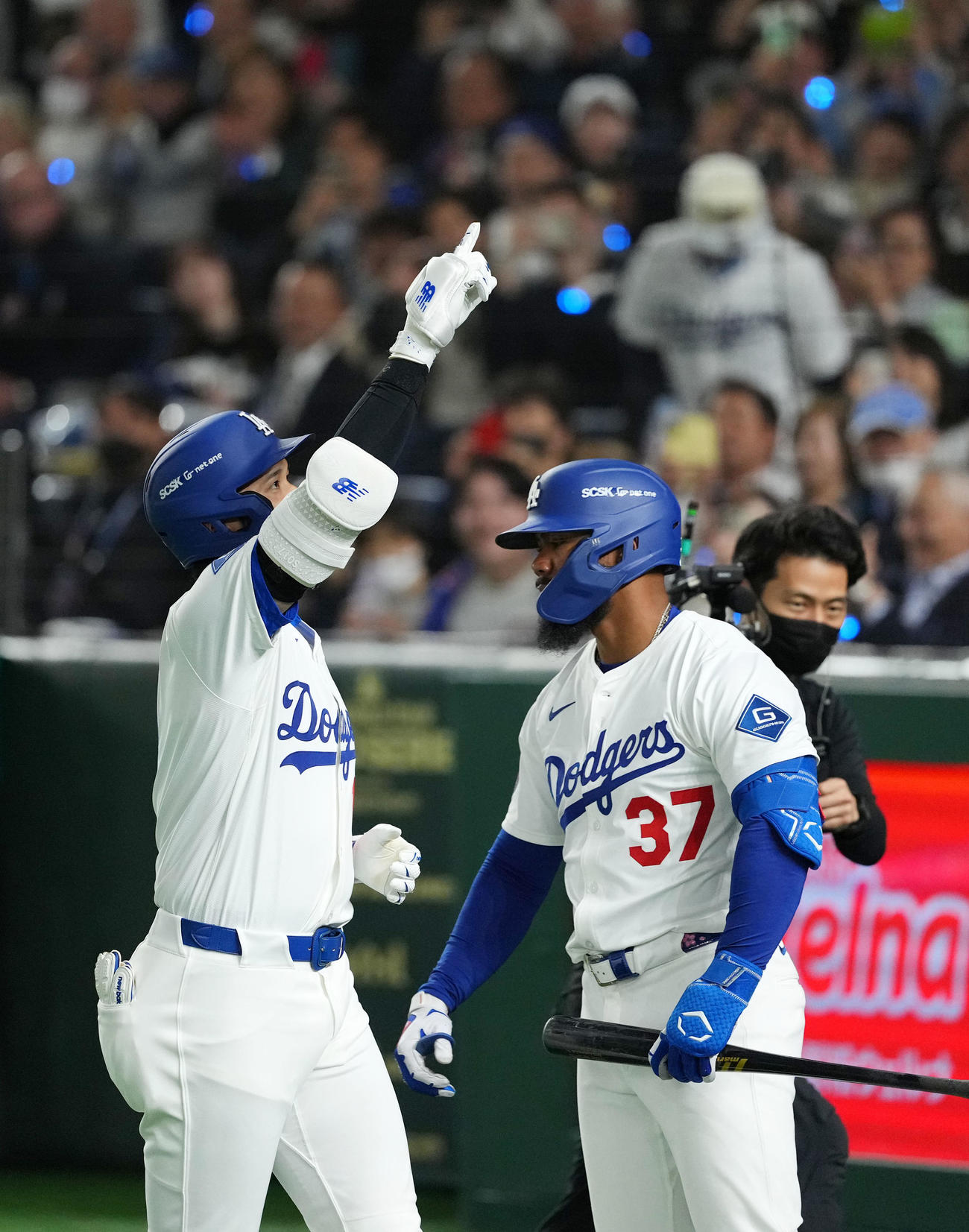 カブス対ドジャース　5回表ドジャース1死、右中間へ本塁打を放ちスタンドを指さす大谷（左）（撮影・横山健太）