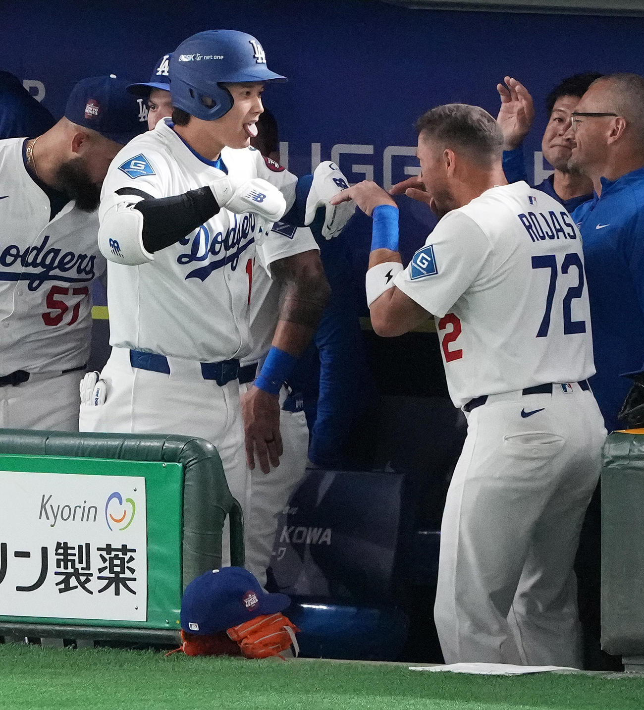 カブス対ドジャース　5回表ドジャース1死、右中間にソロ本塁打を放った大谷（左）はベンチでポーズ（撮影・鈴木みどり）