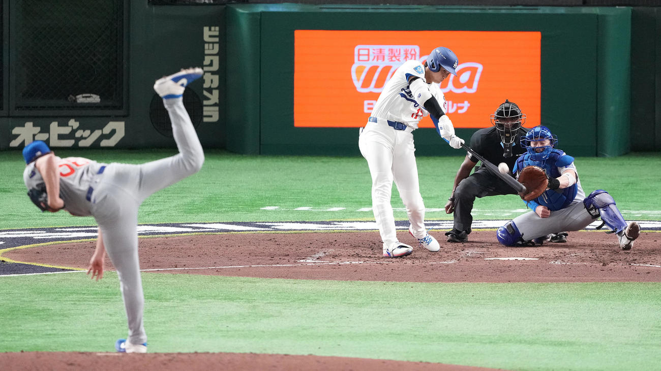 カブス対ドジャース　5回表ドジャース1死、ソロ本塁打を放つ大谷。投手ピアソン（撮影・鈴木みどり）