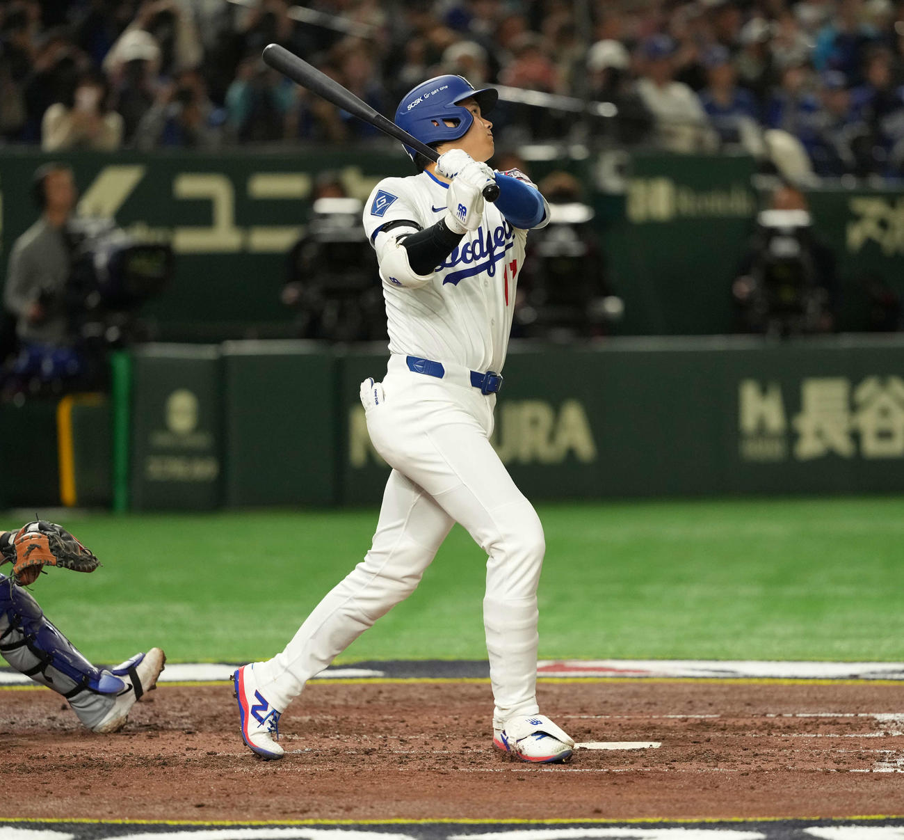 カブス対ドジャース　5回裏ドジャース1死、右中間に本塁打を放つ大谷（撮影・井上学）