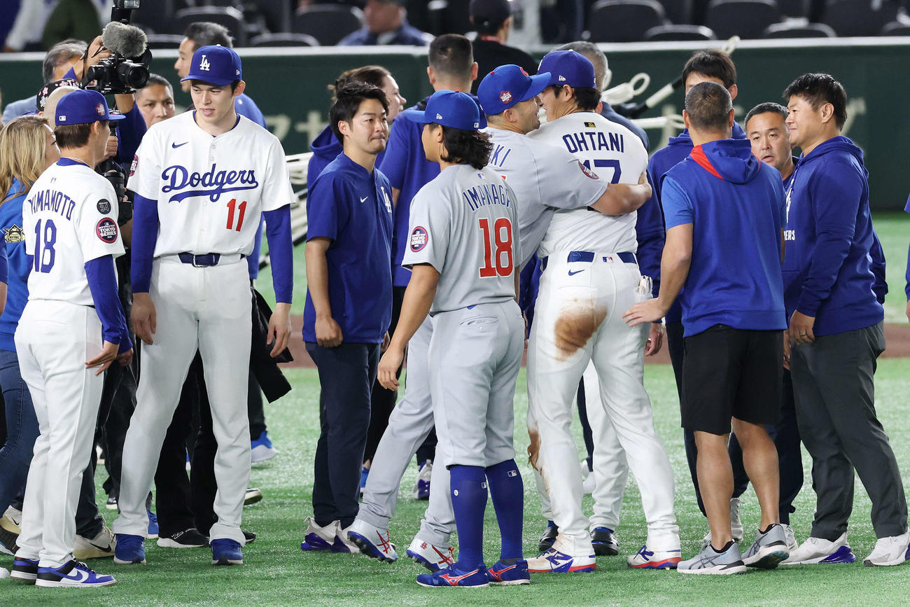 カブス対ドジャース　試合後、じゃれ合うカブス鈴木（中央）とドジャース大谷（右）（撮影・宮地輝）