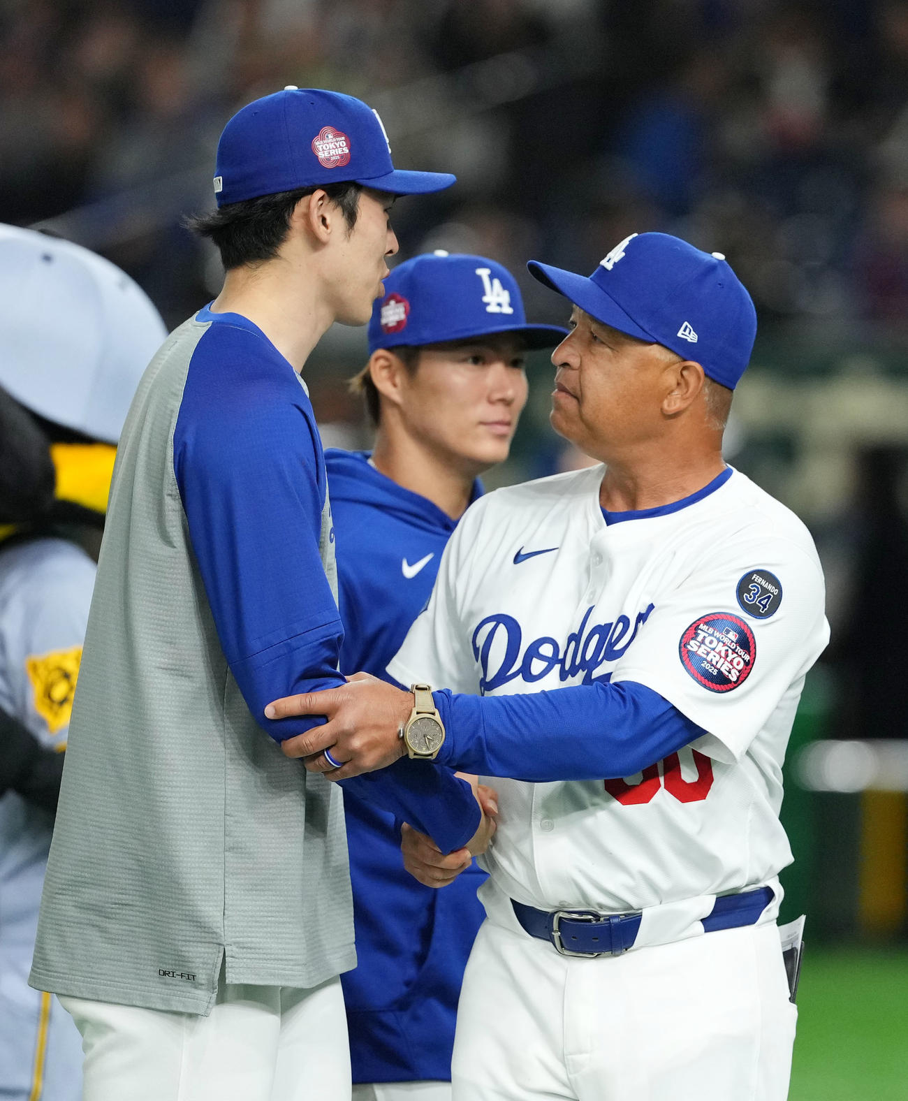 カブス対ドジャース　試合を終え、握手を交わすドジャース佐々木（左）とロバーツ監督（撮影・横山健太）