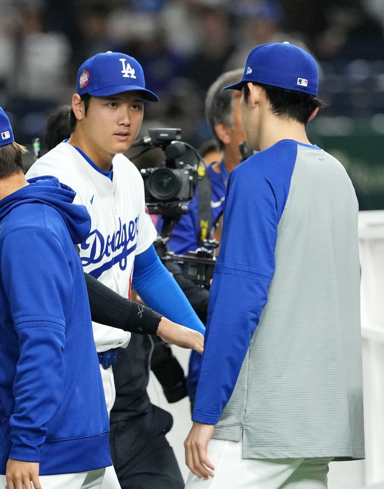 カブス対ドジャース　試合後のハイタッチでドジャース佐々木（右）のシャツを引っ張る大谷（撮影・横山健太）