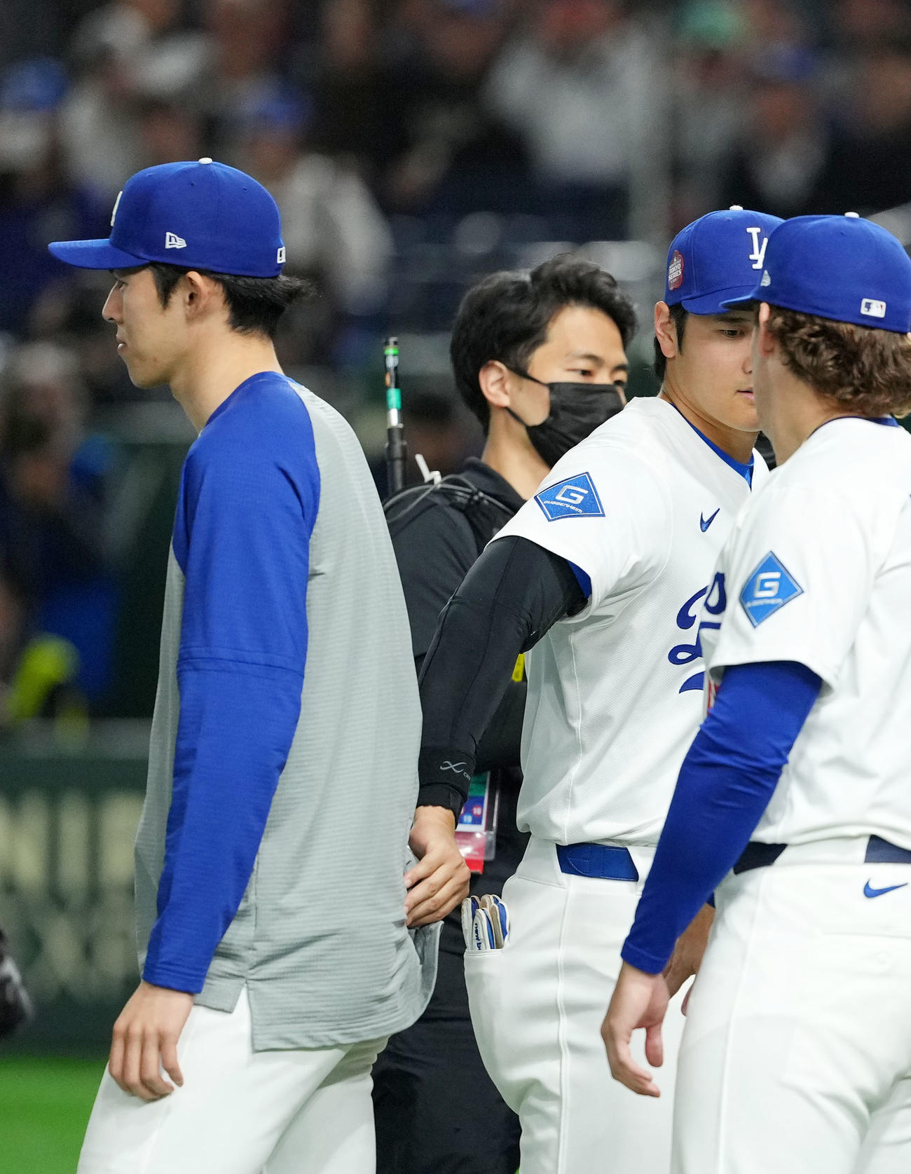 カブス対ドジャース　試合後のハイタッチでドジャース佐々木（左）のシャツを引っ張る大谷（撮影・横山健太）
